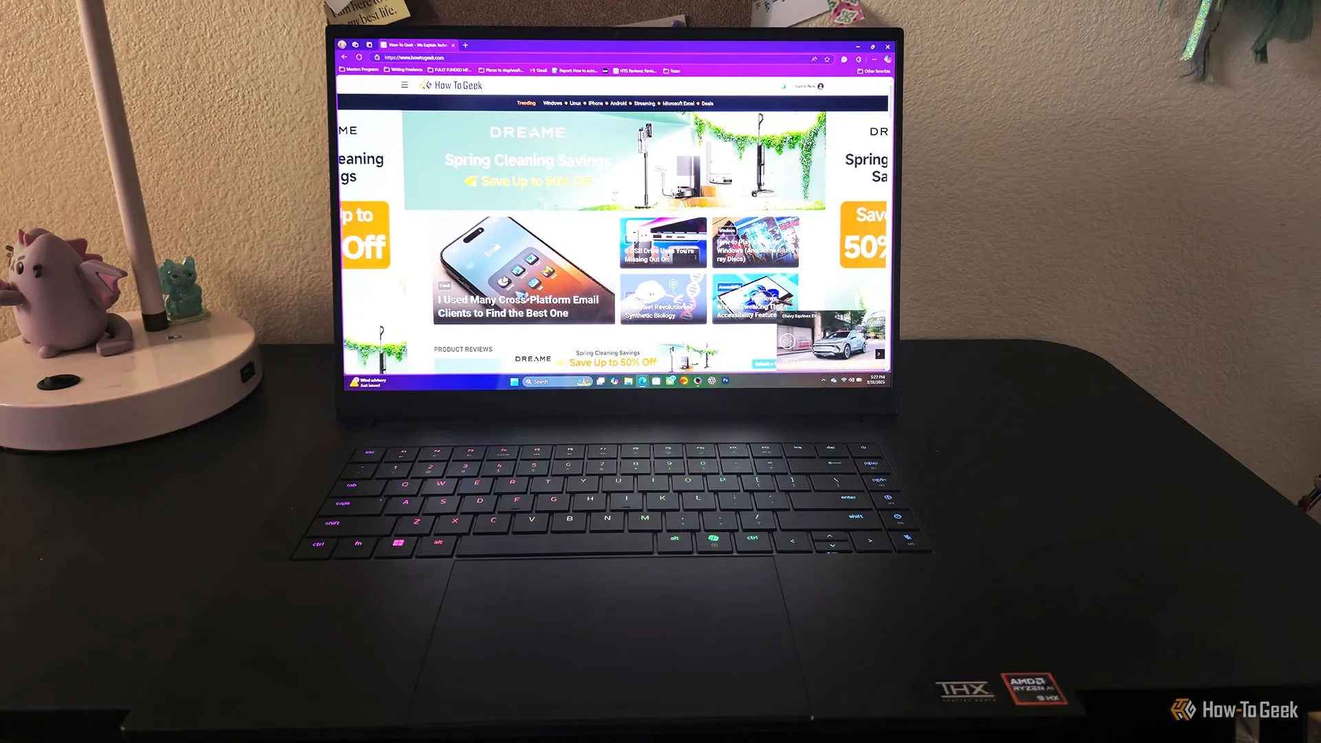 Laptop gaming Razer Blade 16 (2025) mở trên bàn, sẵn sàng cho công việc và giải trí