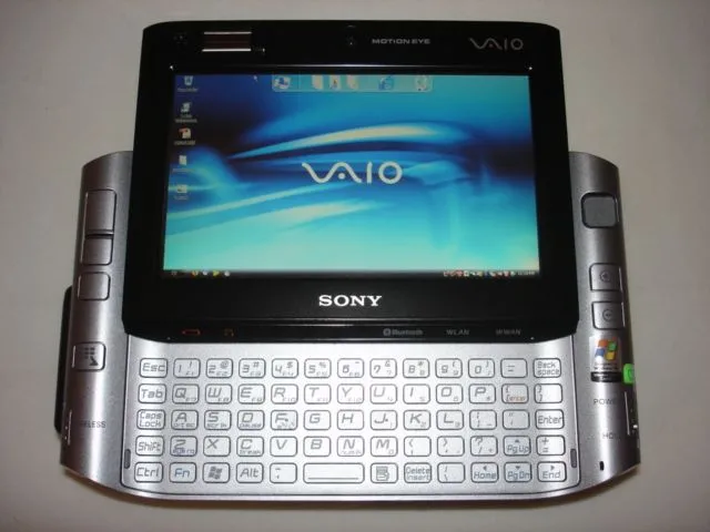 Laptop Sony VAIO UX Micro PC với thiết kế nhỏ gọn, màn hình trượt và bàn phím QWERTY.