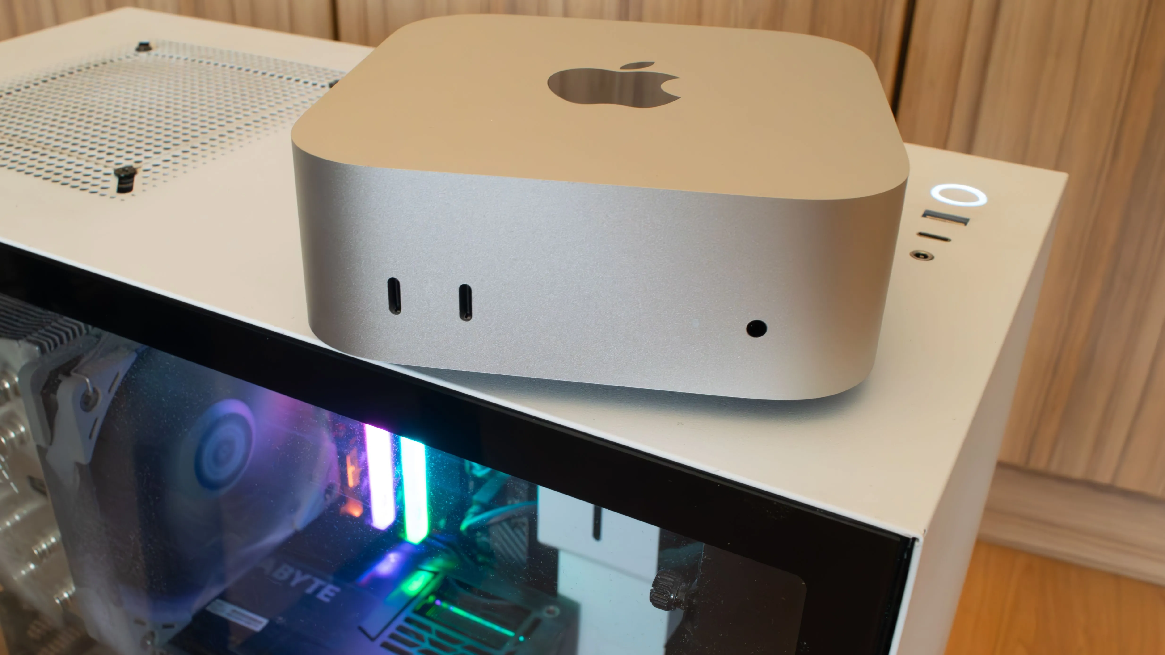 Mac Mini M4 trên đỉnh một vỏ máy tính PC