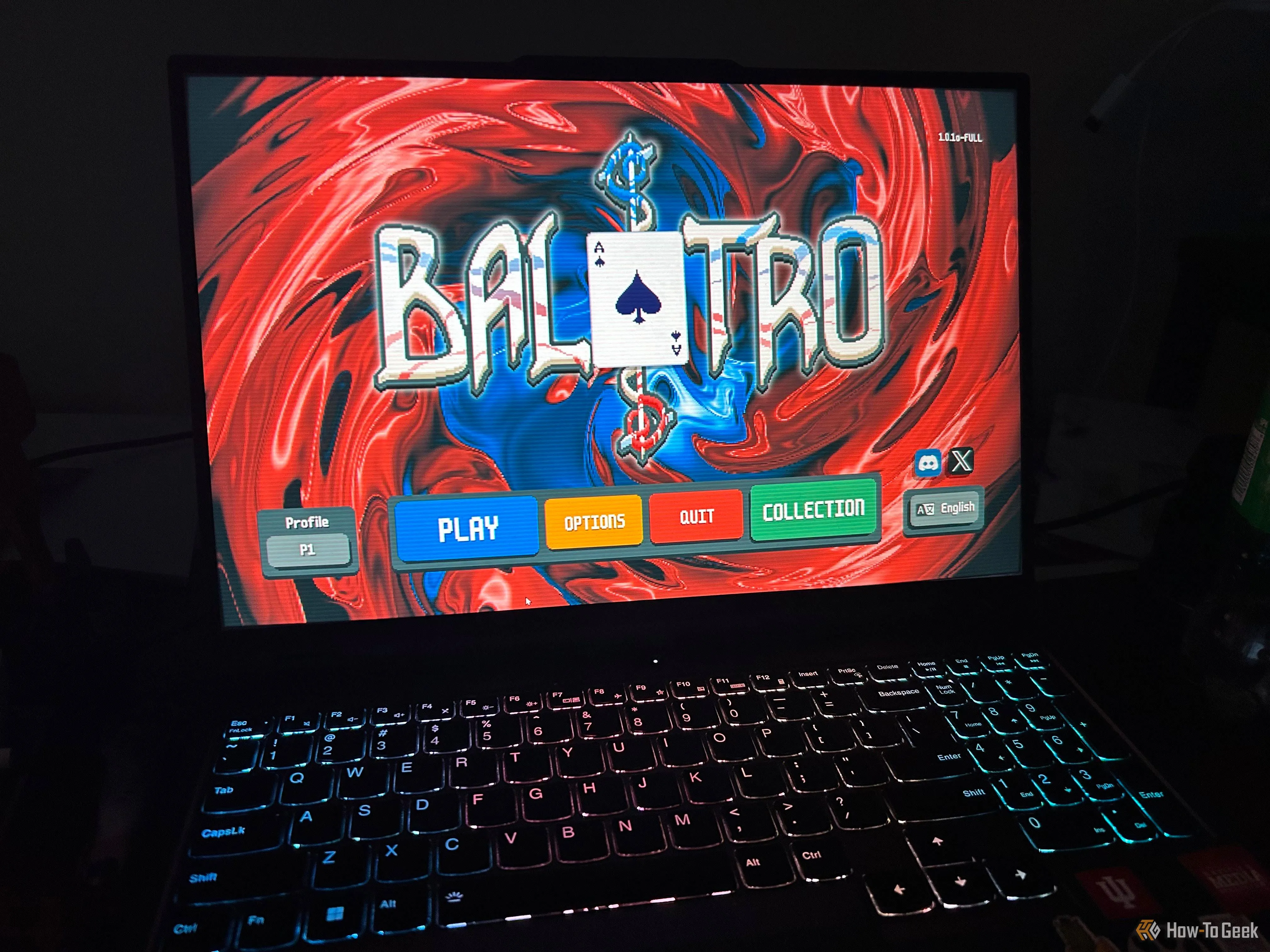 Màn hình laptop hiển thị tựa game Balatro trong môi trường thiếu sáng, nhấn mạnh độ sáng màn hình