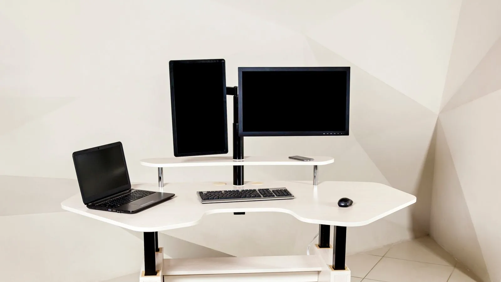 Màn hình ultrawide hiển thị hai nguồn tín hiệu khác nhau cạnh nhau, minh họa tính năng Picture by Picture (PBP) cho phép đa nhiệm với nhiều thiết bị.