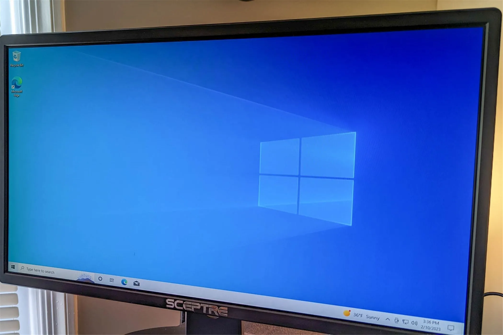 Máy tính cá nhân chạy Windows, tượng trưng cho việc cần bảo vệ mạng với tường lửa bên thứ ba như GlassWire.
