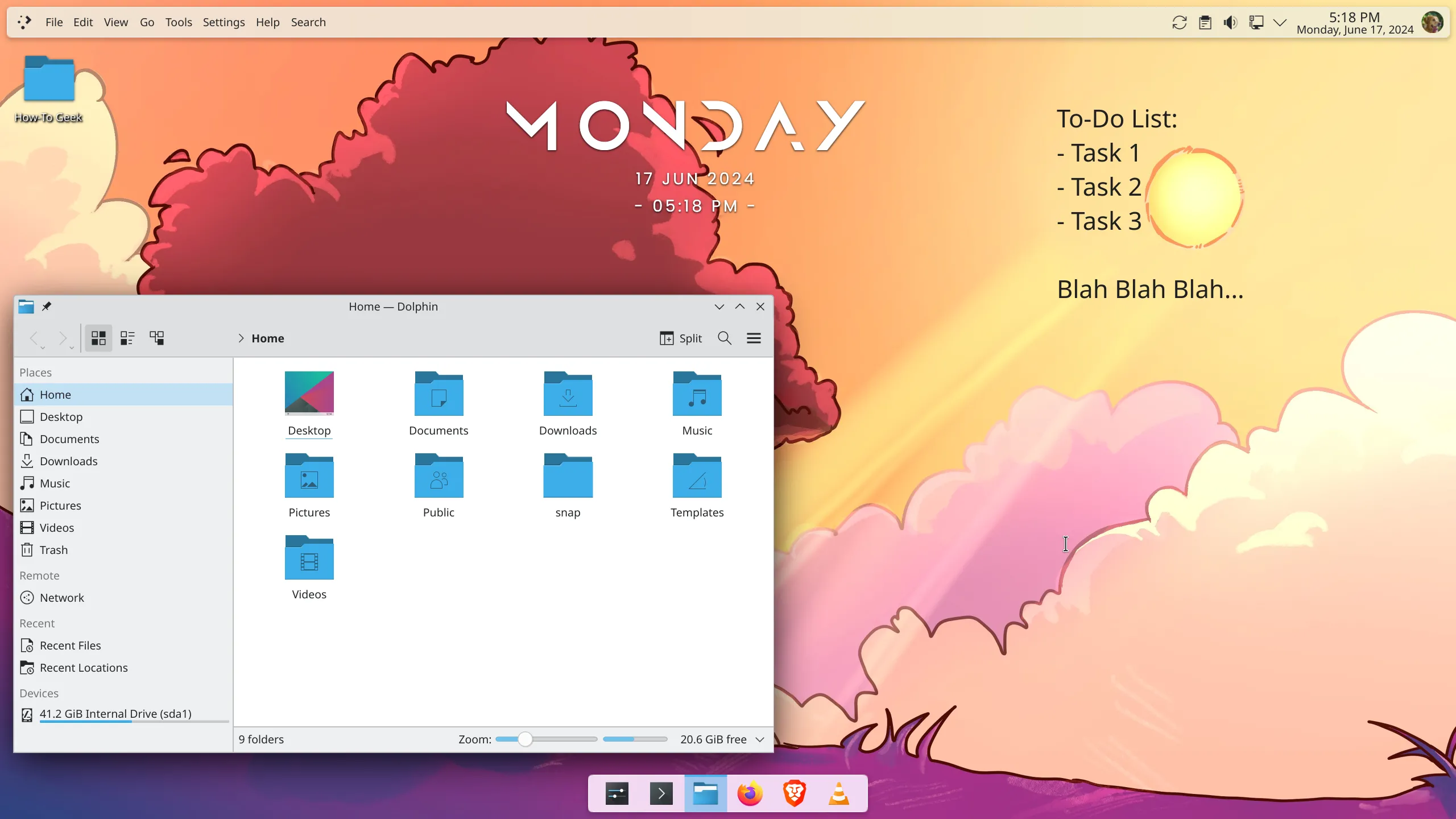Môi trường KDE Plasma với các bảng điều khiển và widget được sắp xếp theo phong cách macOS, thể hiện tính năng tùy biến giao diện mạnh mẽ của Linux