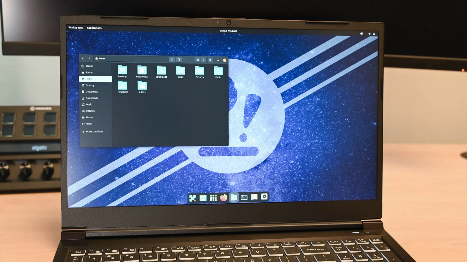 Một laptop đang hiển thị giao diện người dùng Linux, minh họa hệ sinh thái công nghệ Wayland và X.Org