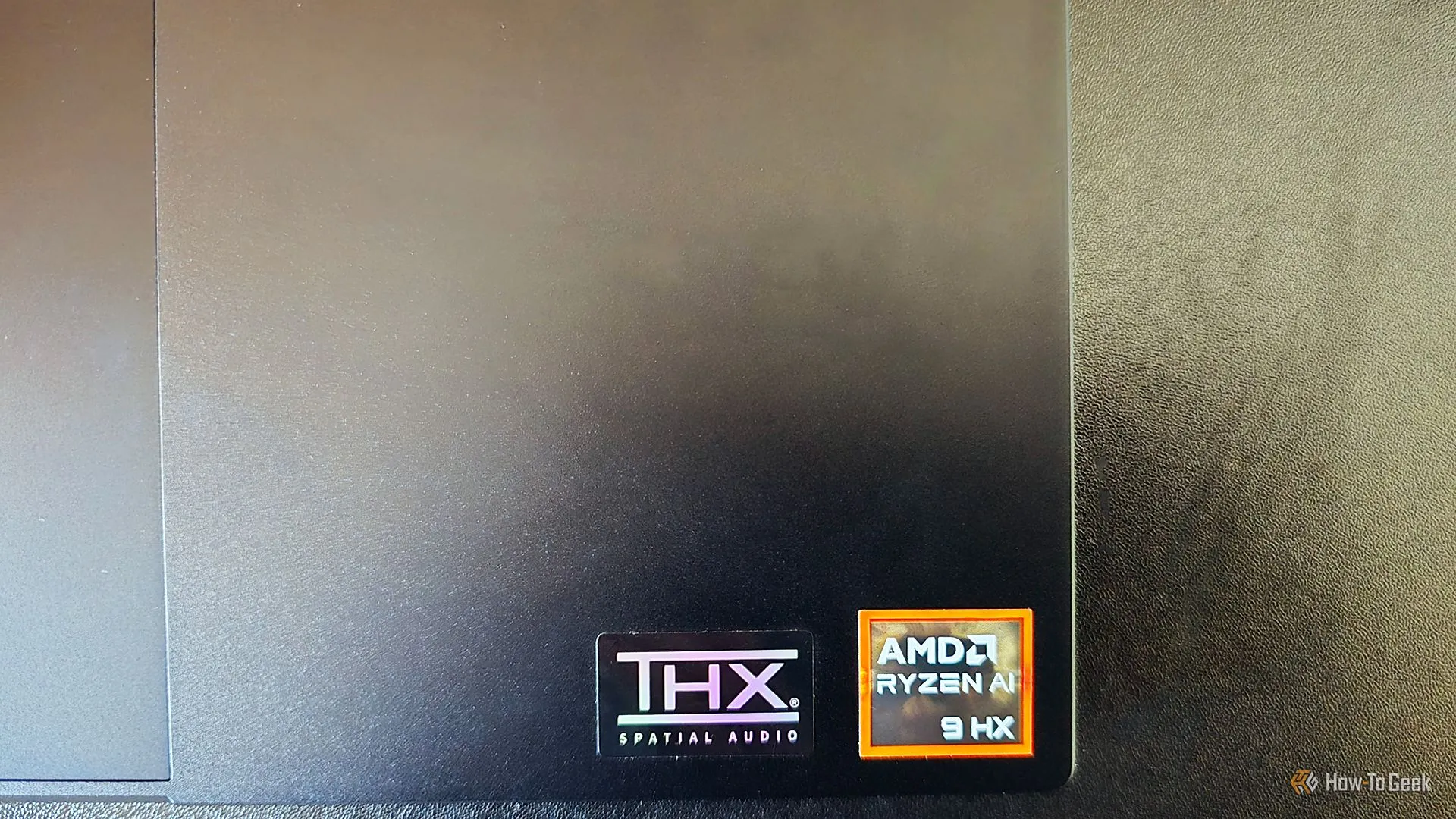 Nhãn dán AMD Ryzen AI 9 và THX Spatial Audio trên thân máy Razer Blade 16 (2025)