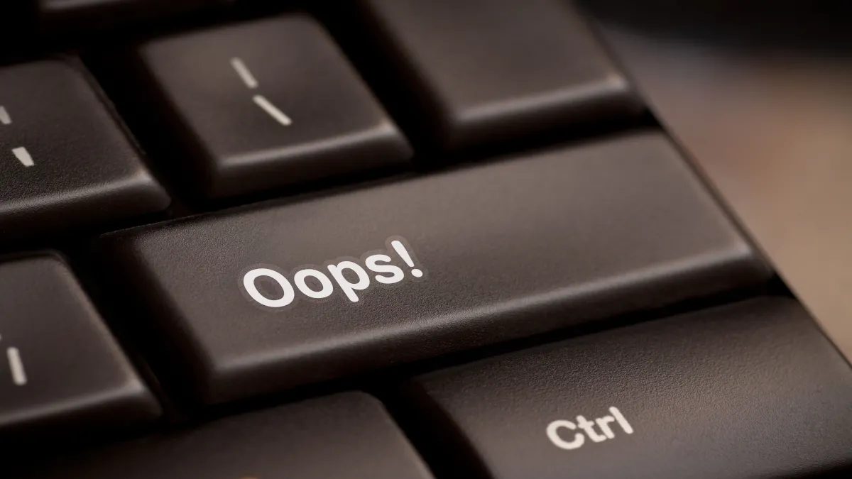 Nút &quot;Oops!&quot; trên bàn phím máy tính, thể hiện lỗi gõ phím và nỗi lo của người dùng Linux terminal.
