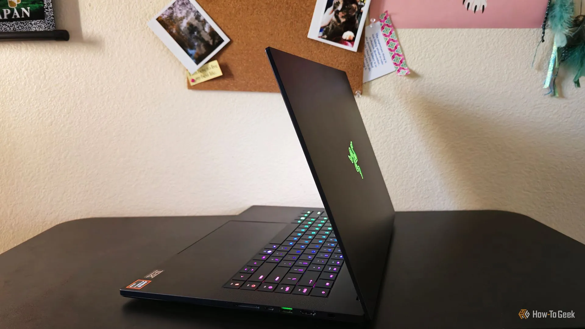 Thiết kế mỏng nhẹ ấn tượng của laptop gaming Razer Blade 16 (2025) nhìn từ cạnh bên